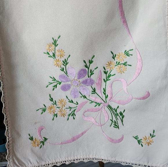 BEAUTIFUL RUNNER HANDMADE - Picture 2 of 5